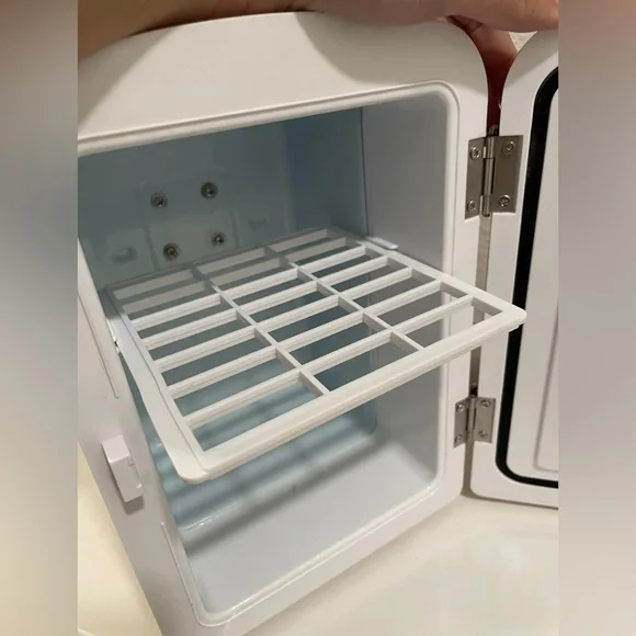 PINK FRIGIDAIRE RETRO MINI FRIDGE + PLUG - Picture 7 of 11